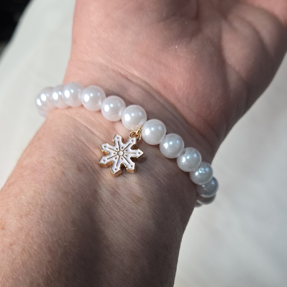 Elegant Pearly Bracelet with Snowflake Charm